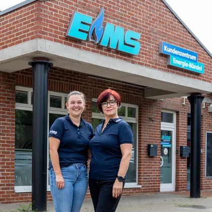 Team des "Energiebündels" Staßfurt stehen vor dem Eingang des Kundencenters