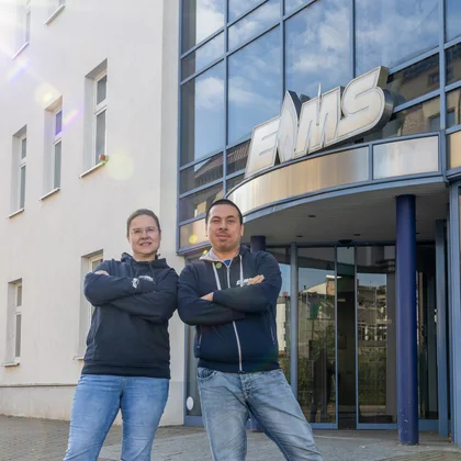 Team des "Energiebündels" Schönebeck steht vor dem Eingang des Kundencenters